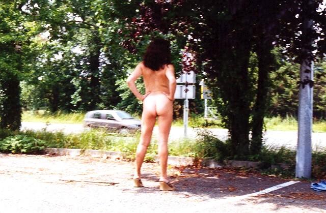 belle femme matre s'exhibe en pleine nature
